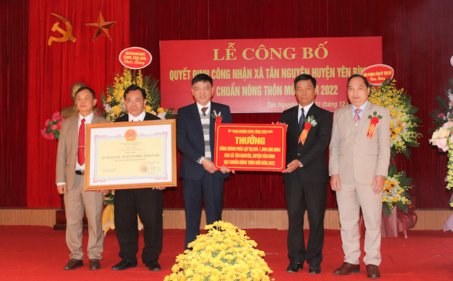 Lãnh đạo Sở Nông nghiệp và Phát triển Nông thôn tỉnh trao quyết định công nhận cho Đảng bộ, chính quyền, nhân dân xã Tân Nguyên 

