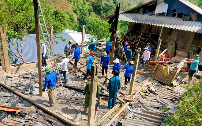 Các cựu chiến binh Mặt trận Vị Xuyên tỉnh Yên Bái giúp nhau dựng nhà cho hội viên có hoàn cảnh khó khăn.