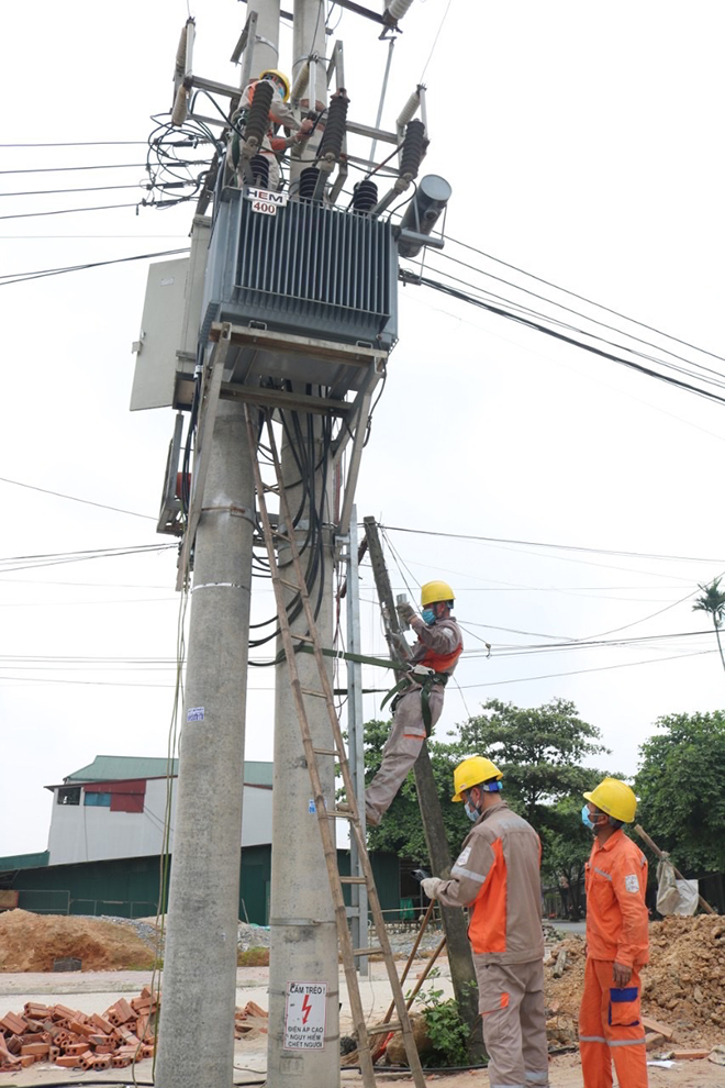 Cán bộ ngành điện kiểm tra trạm biến áp để phát hiện và xử lý kịp thời các khiếm khuyết trên lưới điện ngăn ngừa sự cố.