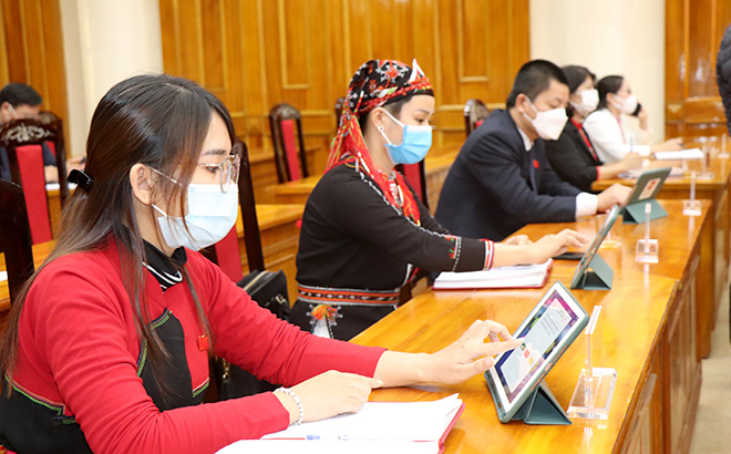 Members of the provincial People’s Council press the button to approve the resolutions.