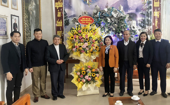Phó Chủ tịch UBND tỉnh Vũ Thị Hiền Hạnh và đoàn công tác tặng hoa chúc mừng Noel tại Giáo xứ An Thịnh.