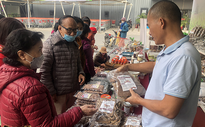 Người dân đến tham quan và mua sản phẩm nông sản của tỉnh Yên Bái tại Tuần lễ giới thiệu sản phẩm nông sản, thủy sản tỉnh Yên Bái tại Siêu thị BigC Thăng Long, Hà Nội.