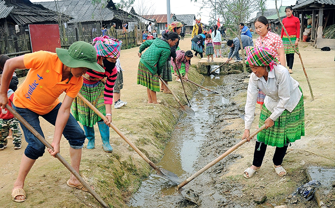 Người dân xã Xà Hồ, huyện Trạm Tấu tham gia vệ sinh thôn, bản.