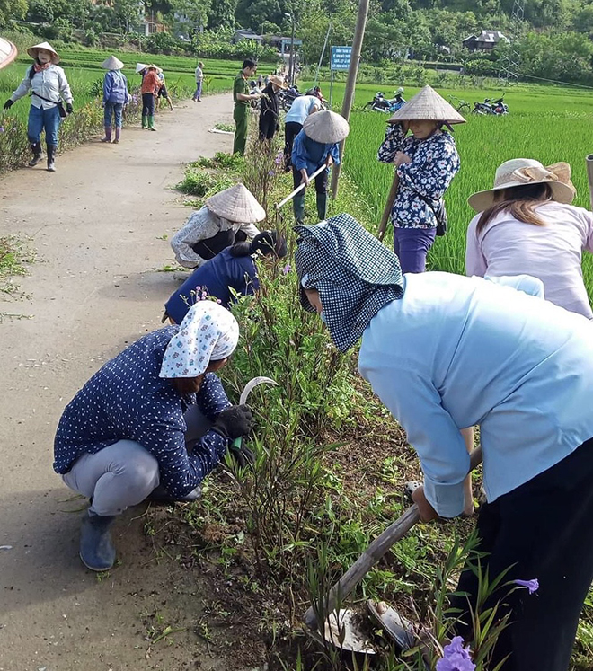 Phụ nữ xã Đồng Khê tham gia trồng hoa trên các tuyến đường làm đẹp cảnh quan.