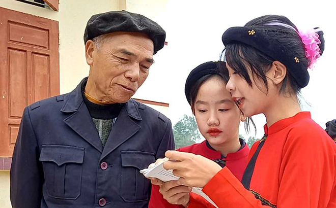 Nghệ nhân ưu tú Lạc Tiên Sinh chia sẻ với các CLB Văn hóa dân gian xã Tân Hương.