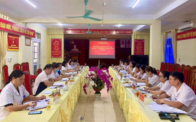 Đảng bộ Trung tâm Y tế huyện Văn Yên quán triệt tinh thần triển khai kiểm điểm, phân xếp loại tổ chức đảng, đảng viên tới các bí thư, phó bí thư chi bộ.