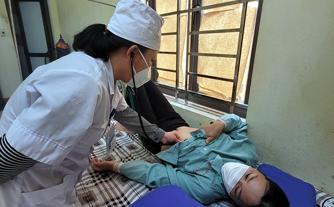 Bệnh nhân được kiểm tra sốt xuất huyết tại Trung tâm Y tế thành phố Yên Bái. Ảnh Minh Huyền