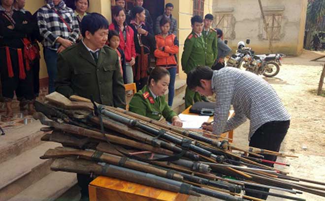 Công an huyện Văn Yên tiếp nhận thu hồi súng kíp, súng tự chế tại xã Phong Dụ Thượng. (Ảnh minh họa)