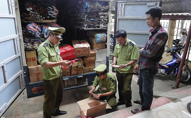 Lực lượng Quản lý thị trường Yên Bái kiểm tra lưu thông hàng hóa trên địa bàn tỉnh.