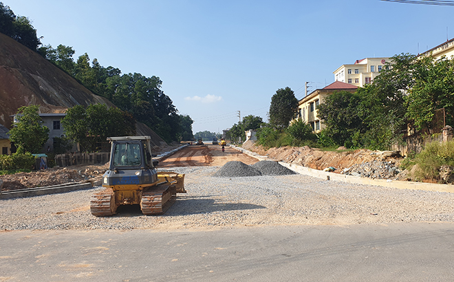 Nhờ làm tốt công tác GPMB, nhiều dự án trên địa bàn thành phố Yên Bái được triển khai thuận lợi. (Trong ảnh: Thi công đường nối quốc lộ 32C với quốc lộ 37 và đường Yên Ninh).