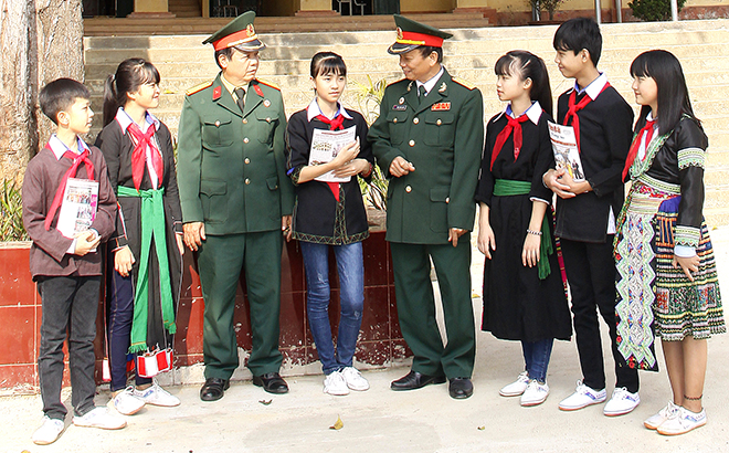 Lãnh đạo Hội Cựu chiến binh huyện Trấn Yên giáo dục tinh thần cách mạng, kể chuyện truyền thống cho các em học sinh Trường Phổ thông DTNT THCS huyện Trấn Yên.