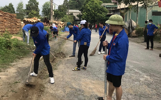 Đoàn viên thanh niên xã Bảo Hưng tham gia vệ sinh đường giao thông nông thôn.