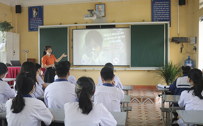 Giờ học ngoại khóa phòng, chống tác hại thuốc lá của cô và trò Trường THCS Lê Hồng Phong.