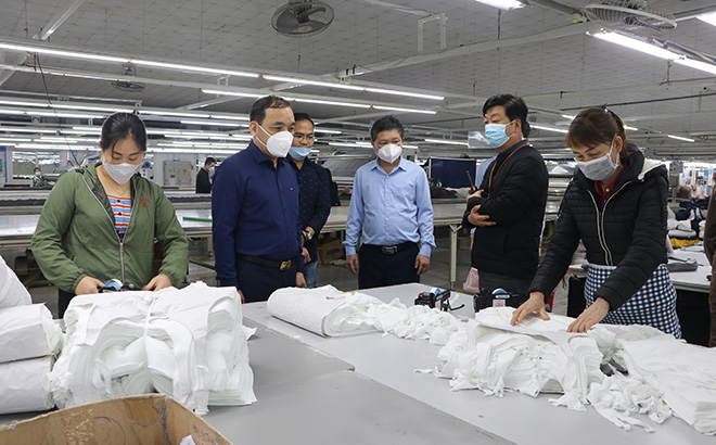 Lãnh đạo huyện Trấn Yên thăm quan dây chuyền may xuất khẩu tại Công ty KNF Trấn Yên.