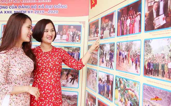 Người dân tham quan hình ảnh trưng bày tại Nhà văn hóa xã Đại Đồng, huyện Yên Bình.