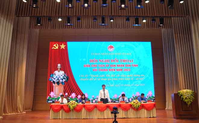 Đồng chí Trần Huy Tuấn - Phó Bí thư Tỉnh ủy, Chủ tịch UBND tỉnh trực tiếp trả lời các câu hỏi đối thoại tại Hội nghị
