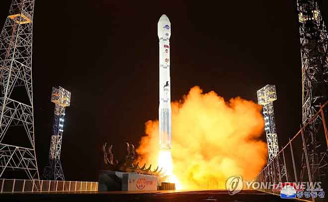 Tên lửa Chollima-1 mang theo vệ tinh trinh sát có tên Malligyong-1 được phóng từ bãi phóng vệ tinh Sohae ở Tongchang-ri, Tây Bắc Triều Tiên ngày 21-11.