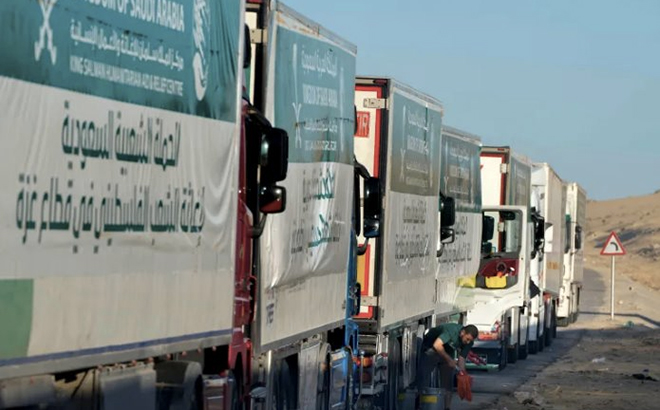 Xe tải chở hàng viện trợ nhân đạo đi qua cửa khẩu Rafah để tới Dải Gaza.