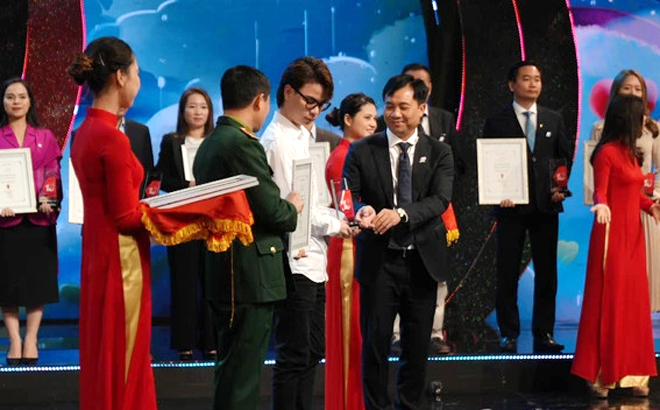 Phó Tổng Giám đốc Đỗ Thanh Hải trao kỷ niệm chương của chương trình Trái tim cho em