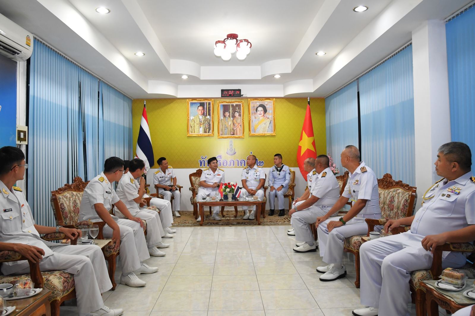 Chuẩn Đô đốc Tha-oát-chai Pim-mương, Phó Tư lệnh Vùng 2 Hải quân Hoàng gia Thái Lan tiếp xã giao đoàn công tác Vùng 5 Hải quân nhân dân Việt Nam.