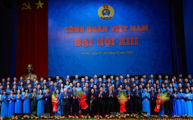 Ban Chấp hành Tổng LĐLĐ Việt Nam khóa XIII ra mắt Đại hội.