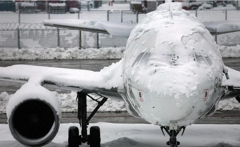 Tuyết phủ dày trên một chiếc máy bay ở Sân bay Munich của Đức.