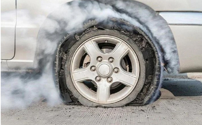 Lốp xe bị nổ khi ô tô đang di chuyển là tình huống tiềm ẩn nguy cơ mất an toàn cao. (Ảnh minh họa)