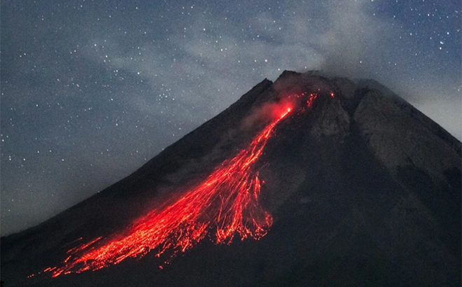 Dung nham phun trào từ núi lửa Merapi, nhìn từ làng Wonokerto, Yogyakarta, Indonesia, ngày 9/8/2023.
