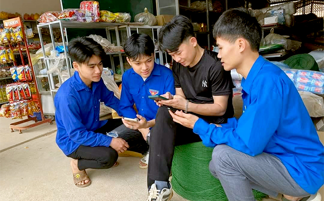 Tổ CĐS xã Vĩnh Kiên, huyện Yên Bình hướng dẫn người dân cài đặt ứng dụng VNeID trên điện thoại.