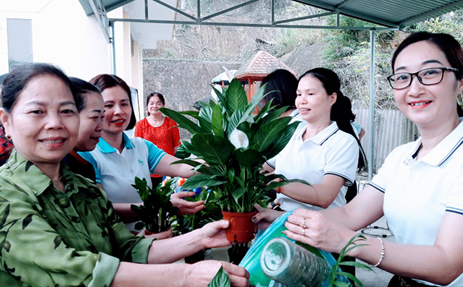 Phụ nữ phường Minh Tân, thành phố Yên Bái hào hứng tham gia hoạt động “Đổi rác lấy cây xanh”.