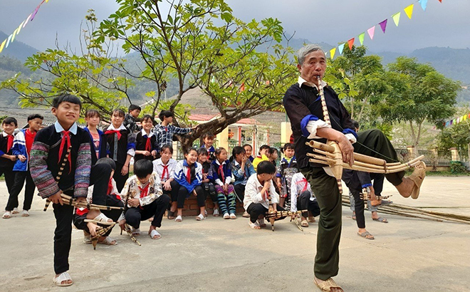 Nghệ nhân truyền dạy múa khèn cho học sinh tại Trường Phổ thông Dân tộc bán trú TH&THCS Chế Cu Nha.