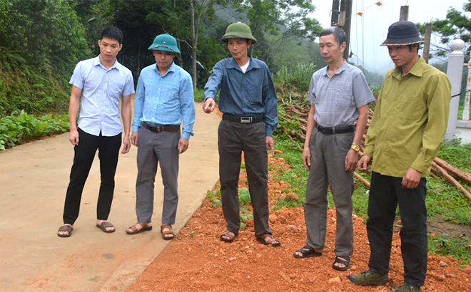 Lãnh đạo xã Xuân Ái kiểm tra tuyến đường mới đổ bê tông tại thôn Nghĩa Lạc.
