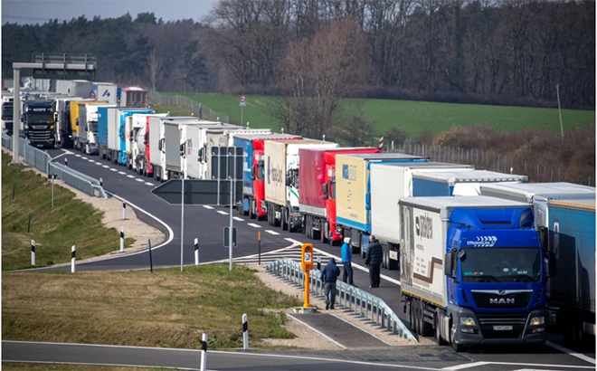 Các phương tiện chờ qua cửa khẩu biên giới Đức-Ba Lan ở gần Briesen (Đức).