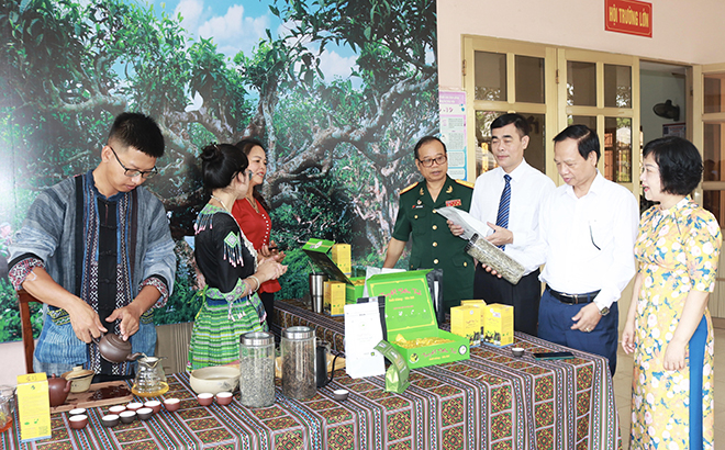 Đồng chí Nguyễn Trung Thái - Chủ tịch Hội CCB tỉnh (người thứ tư, từ phải sang) cùng lãnh đạo Đảng uỷ khối Cơ quan và Doanh nghiệp tỉnh thăm gian trưng bày sản phẩm của Hợp tác xã chè Suối Giàng do cựu chiến binh làm chủ.