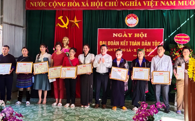Lãnh đạo xã Hồ Bốn trao tặng giấy khen cho các hộ đạt danh hiệu gia đình văn hoá tiêu biểu của bản Trống Là.