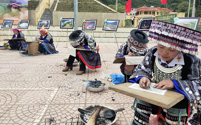 Nghệ thuật dùng sáp ong tạo hoa văn trên vải của người Mông sẽ được trao quyết định và chứng nhận Di sản văn hóa phi vật thể quốc gia trong dịp này.