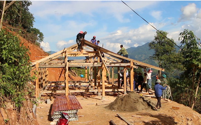 Huyện Mù Cang Chải đã huy động sự vào cuộc của cả hệ thống chính trị và các nguồn lực hoàn thành 363 nhà cho hộ nghèo, hộ cận nghèo