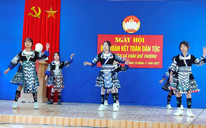 Thế hệ trẻ người Mông, xã Châu Quế Thượng biểu diễn tiết mục văn nghệ ơn Đảng trong trang phục truyền thống.