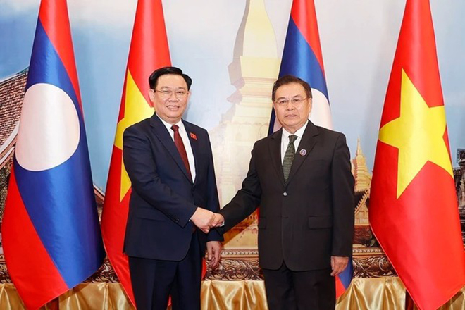 Chủ tịch Quốc hội Vương Đình Huệ và Chủ tịch Quốc hội Lào Saysomphone Phomvihane chụp ảnh chung.