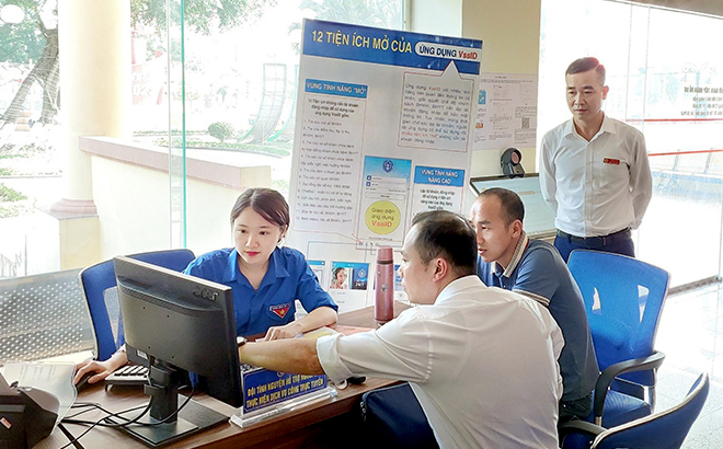 Người dân được hướng dẫn nộp hồ sơ trực tuyến tại Trung tâm Hành chính công tỉnh Yên Bái.