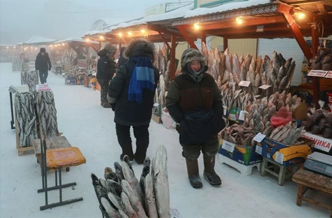 Khu chợ cá ở Yakutsk phủ băng tuyết.