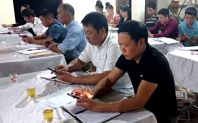 Các đảng viên Chi bộ thôn Sang Thái, xã Nghĩa Lợi, thị xã Nghĩa Lộ tích cực nghiên cứu nghị quyết Đảng trong các buổi sinh hoạt hàng tháng.