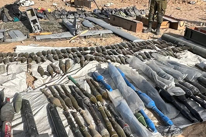 Một số khí tài trong kho vũ khí Israel thu giữ ở phía bắc Gaza.