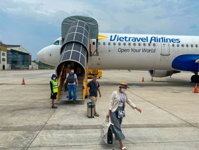 Hành khách xuống máy bay tại sân bay Tân Sơn Nhất .