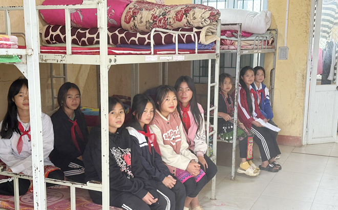 Học sinh Trường PTDTBT TH & THCS Làng Nhì được chuẩn bị đầy đủ ấm, quần, đệm và chăn bông giữ ấm trong mùa đông. 
