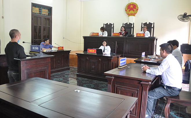 Cán bộ Trung tâm TGPL Nhà nước tỉnh hỗ trợ pháp lý tại một phiên tòa. (Ảnh minh họa)