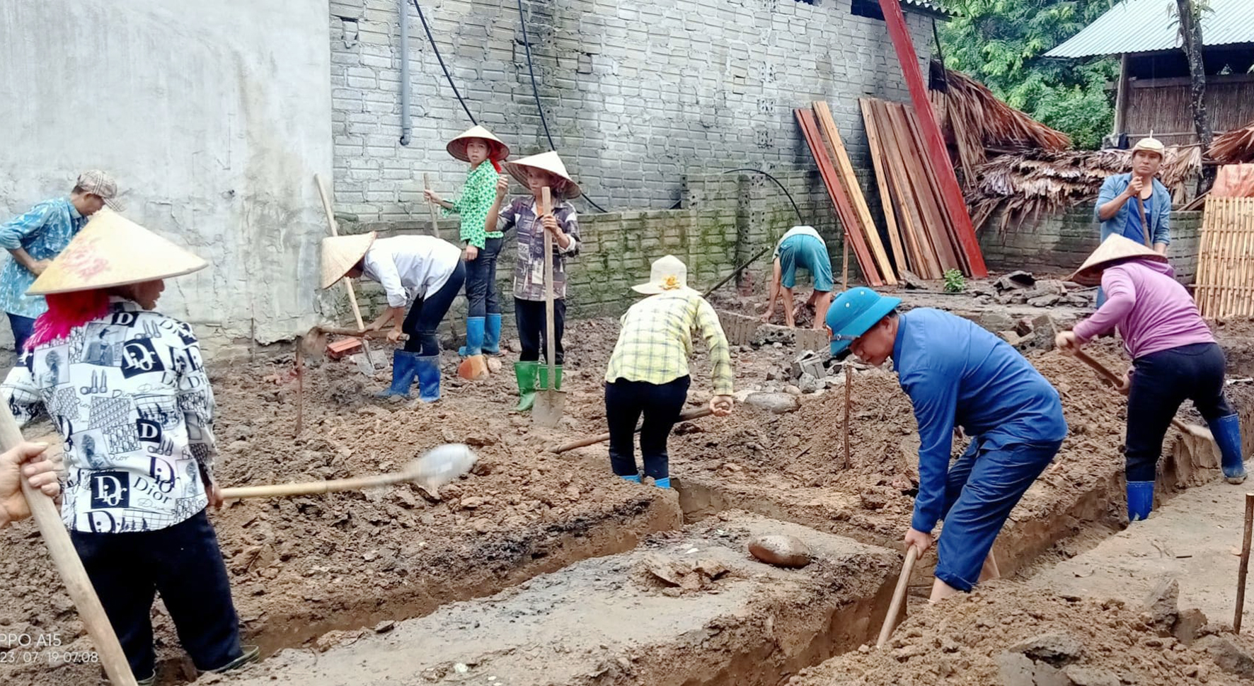 Hỗ trợ làm nhà đại đoàn kết cho hộ nghèo ở xã Phong Dụ Hạ.