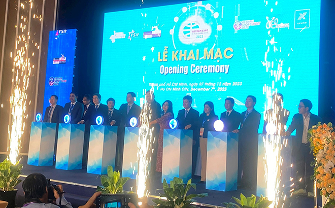 Các đại biểu thực hiện nghi thức khai mạc Vietnam Expo 2023.