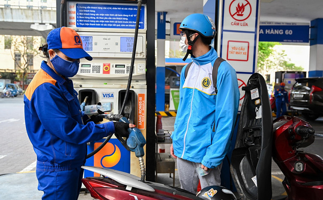 Giá xăng dầu tiếp tục giảm.