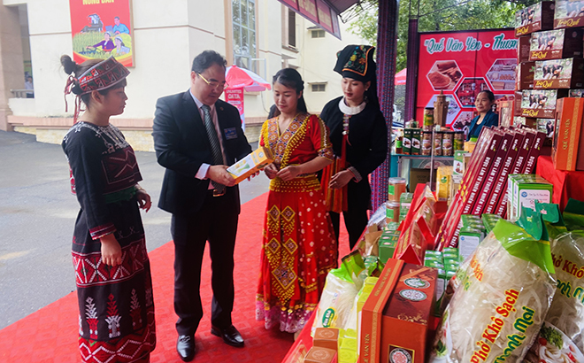 Đồng chí Giàng A Câu - Chủ tịch HND tỉnh tham quan gian hàng giới thiệu sản phẩm OCOP của huyện Văn Yên.